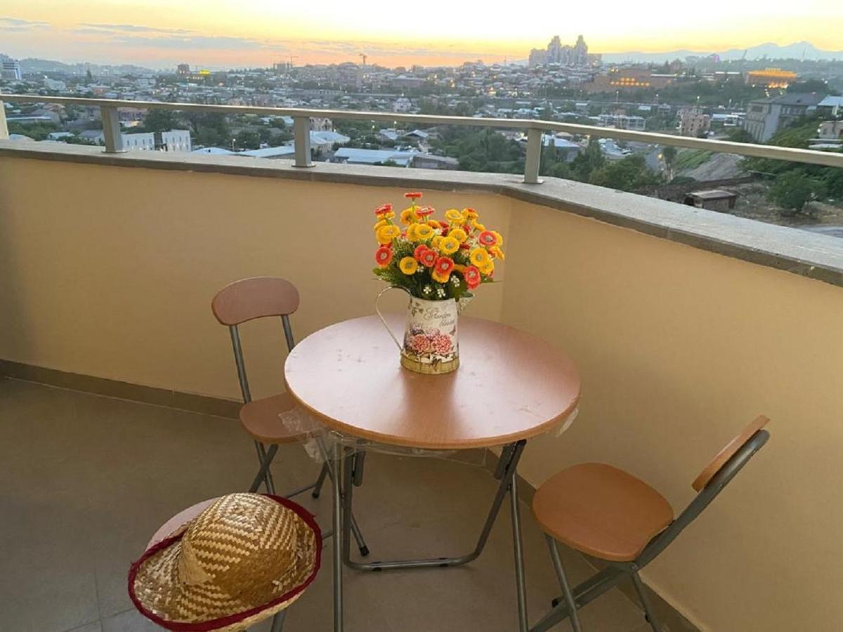 Beautiful Apartment With 3 Balconies In The Center Of Erivan Dış mekan fotoğraf