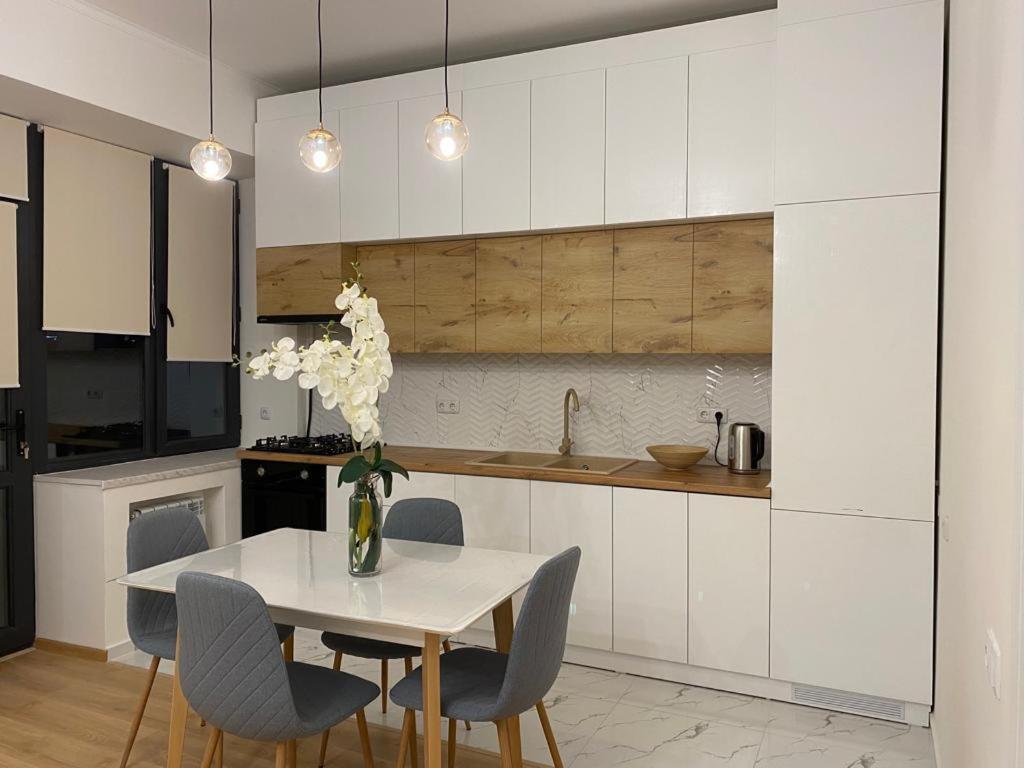 Beautiful Apartment With 3 Balconies In The Center Of Erivan Dış mekan fotoğraf
